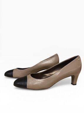 AGL Attilio Giusti Leombruni Cap Toe Pump In Beige & Black Leather 40